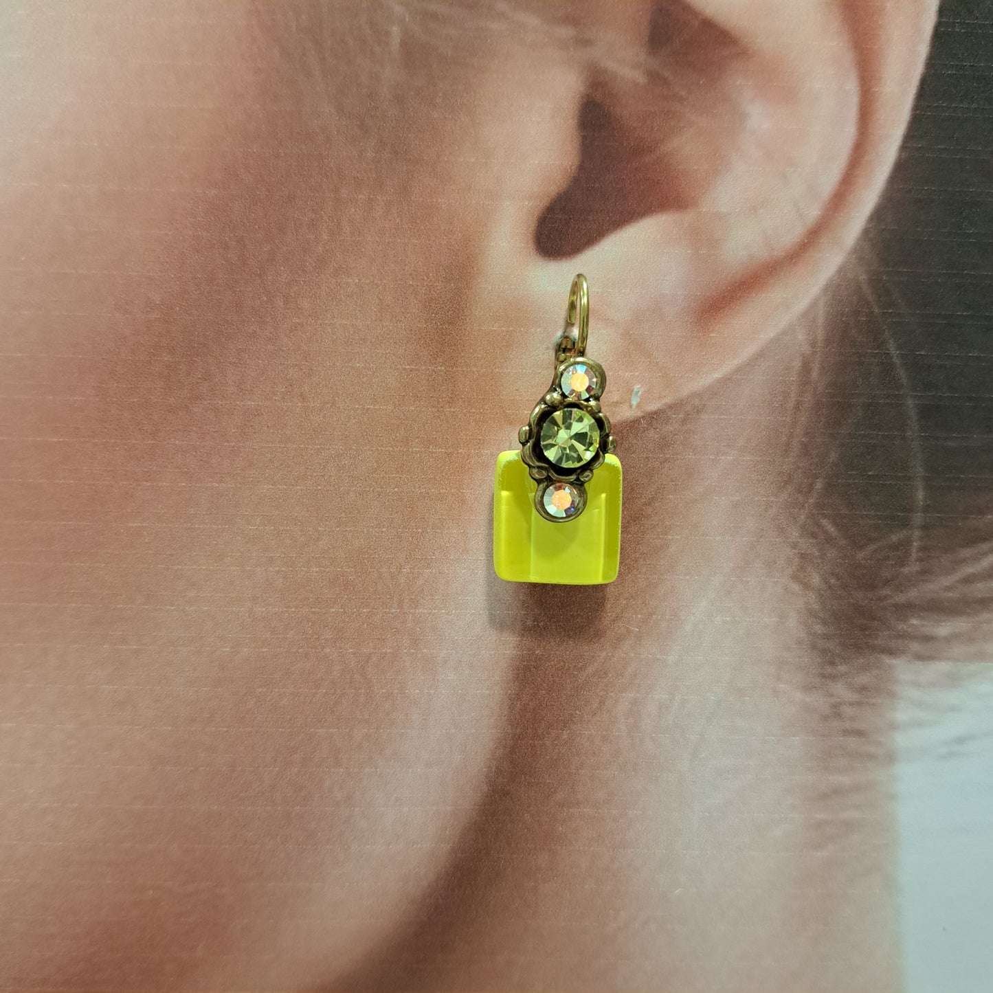 Boucles dormeuses Carré jaune NATHALIE BORDERIE