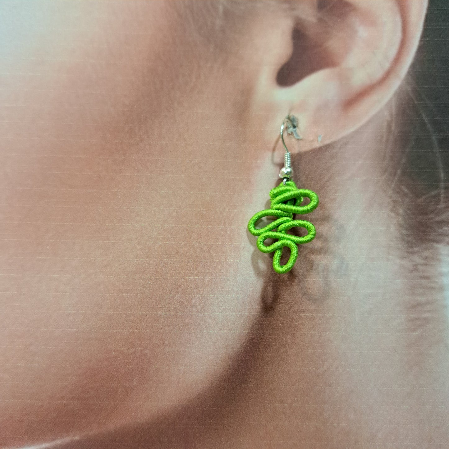 Boucles percées Feuille PM vert anis NAF BIJOUX