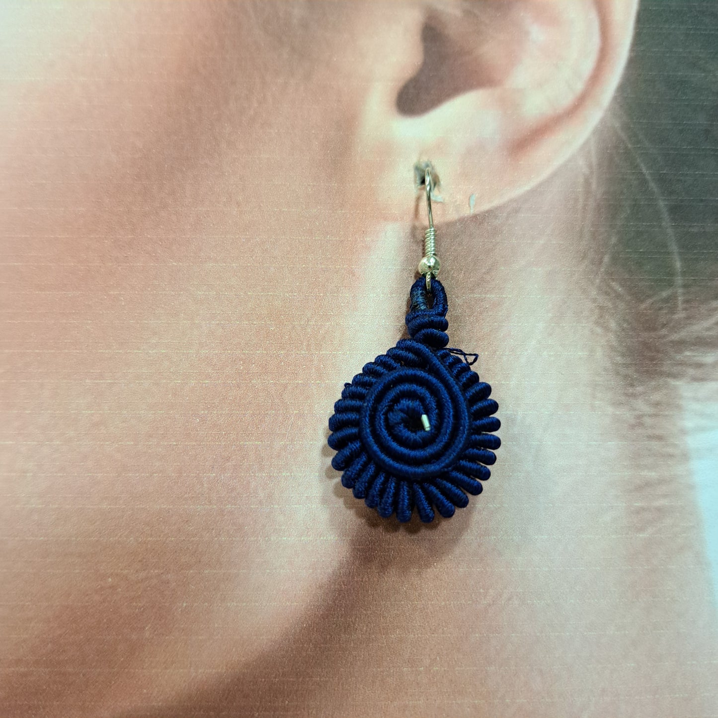 Boucles percées Médaillon PM bleu marine NAF BIJOUX