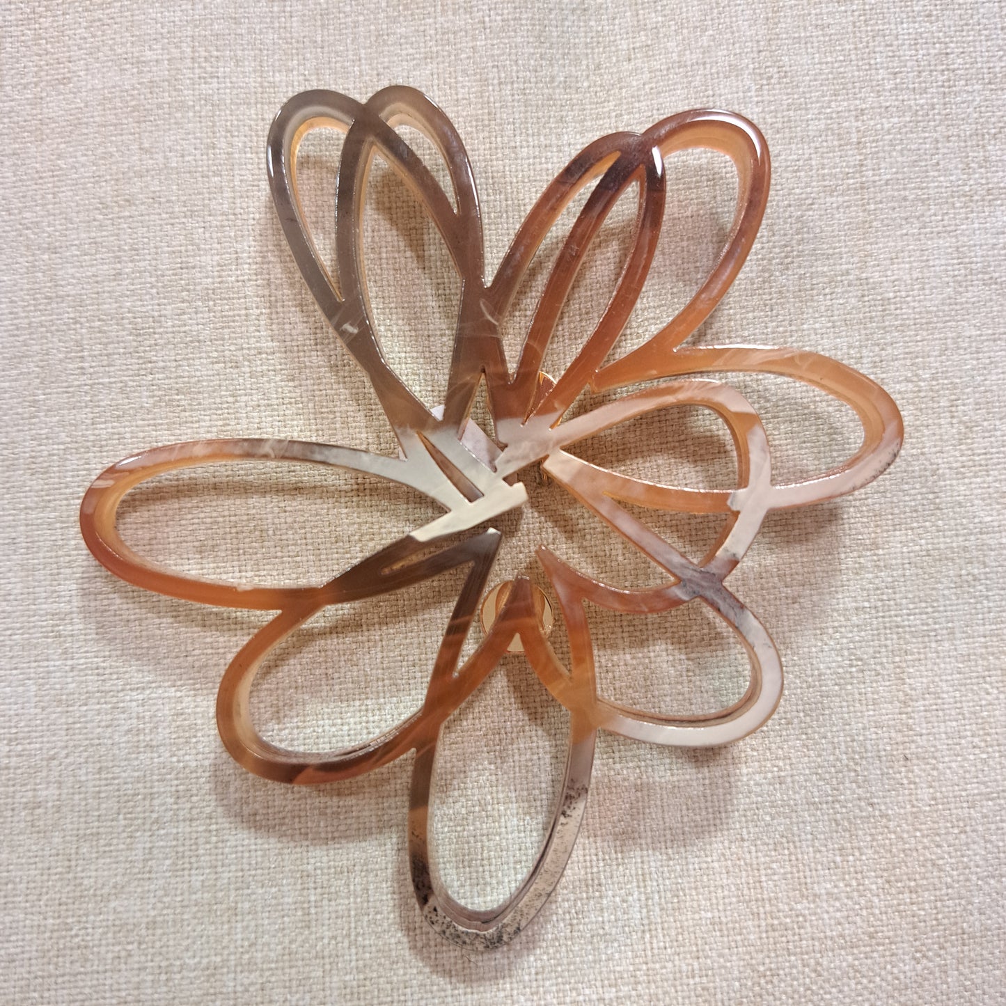 Broche Fleur ajourée façon corne Fancy F