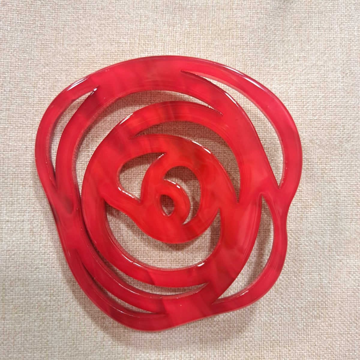 Broche Rose ajourée rouge Fancy F