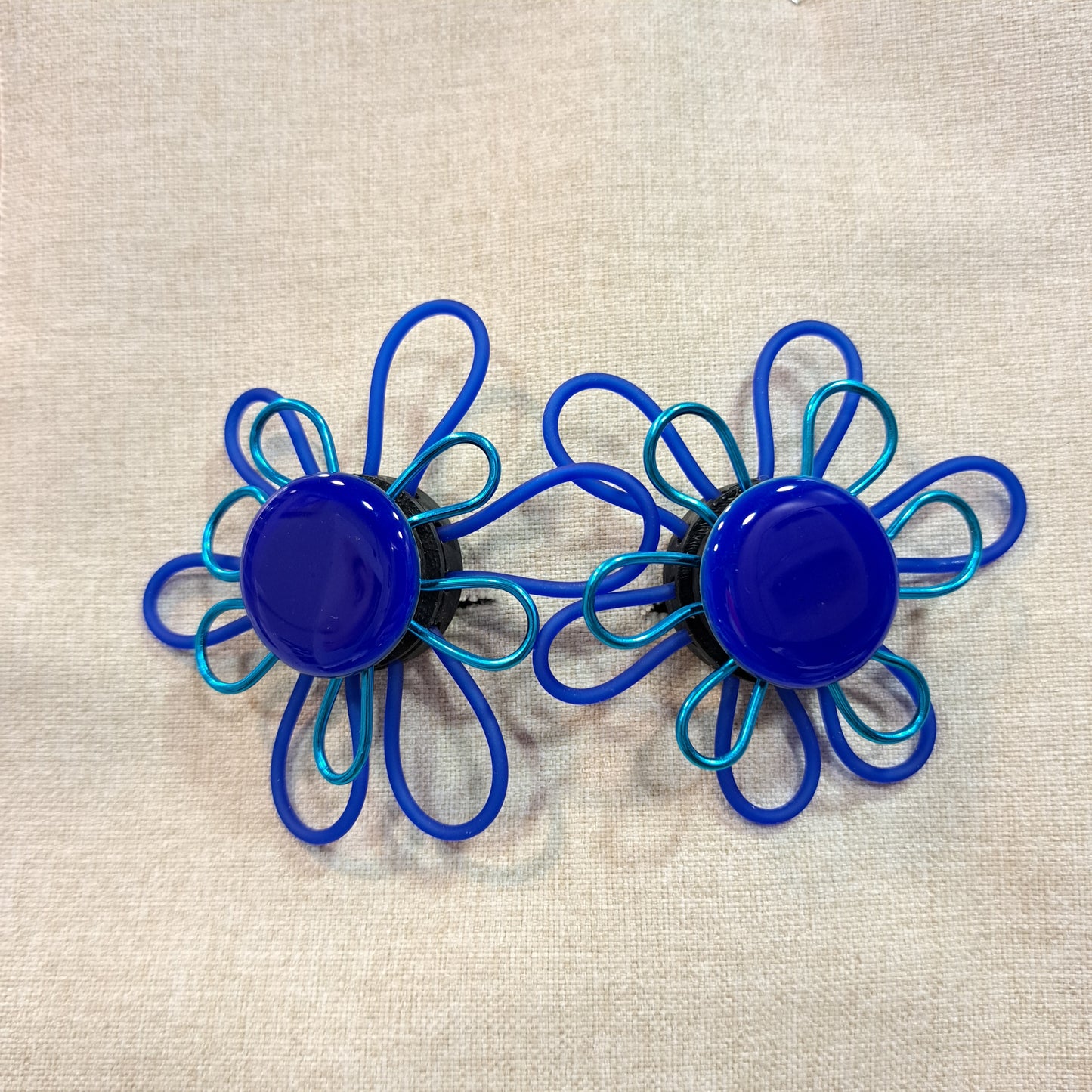 Boucles clips Fleur bleu THIERRY JOO