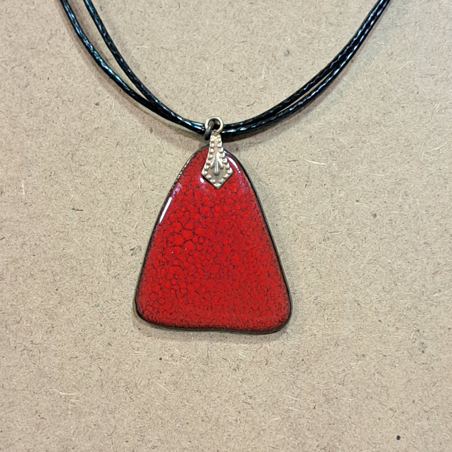 Collier pendentif Delta rouge CHRISTINE ALLOING