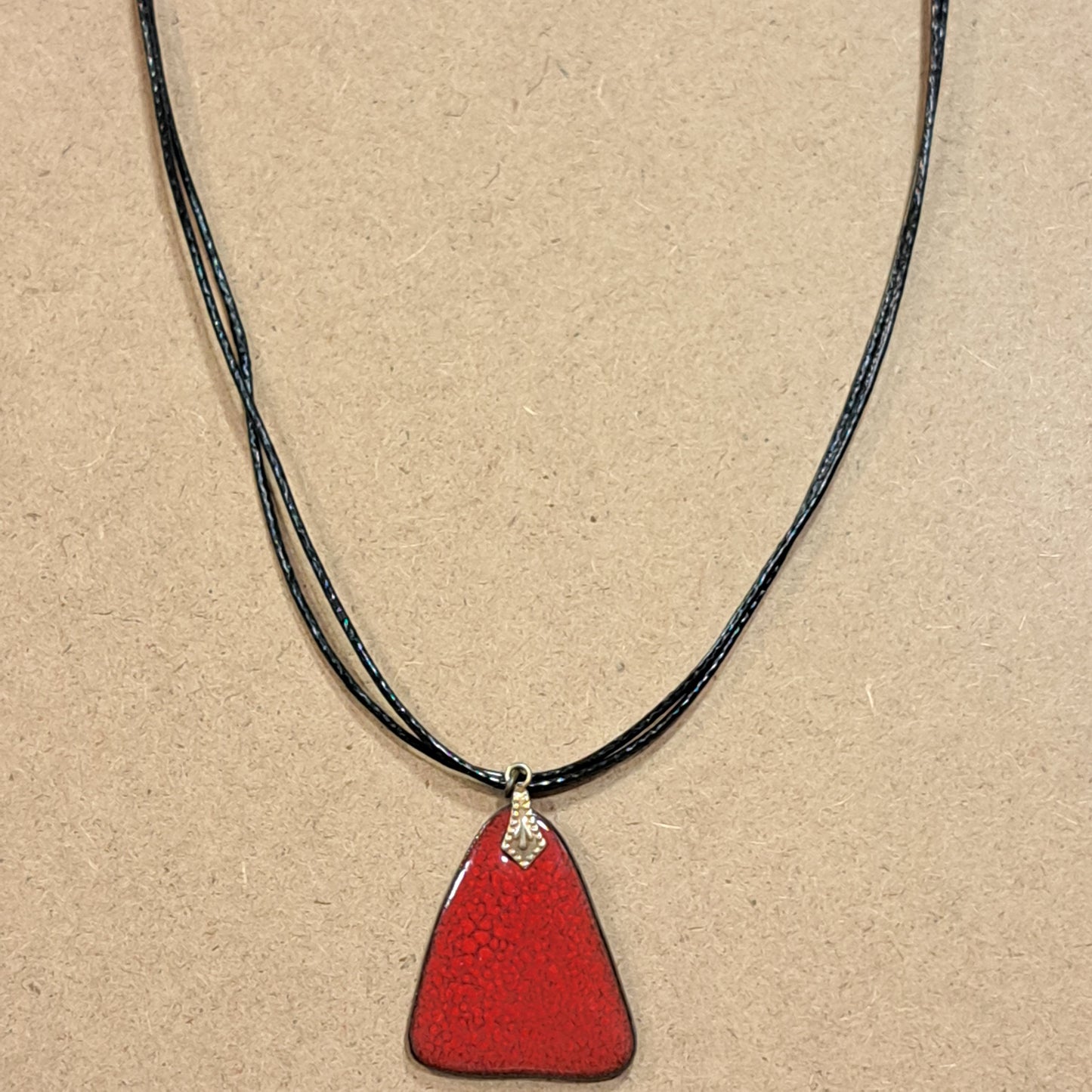 Collier pendentif Delta rouge CHRISTINE ALLOING