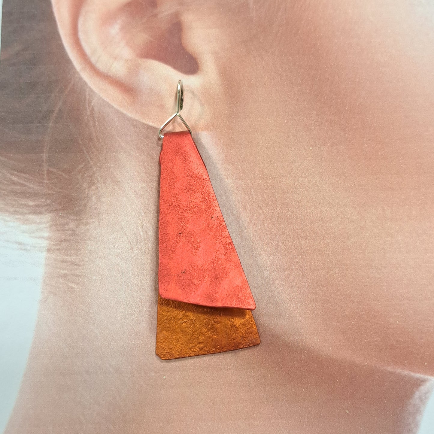 Boucles percées Triangles GM rouge et orange OANA MILLET