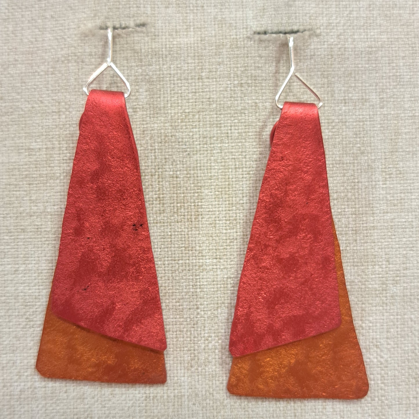 Boucles percées Triangles GM rouge et orange OANA MILLET