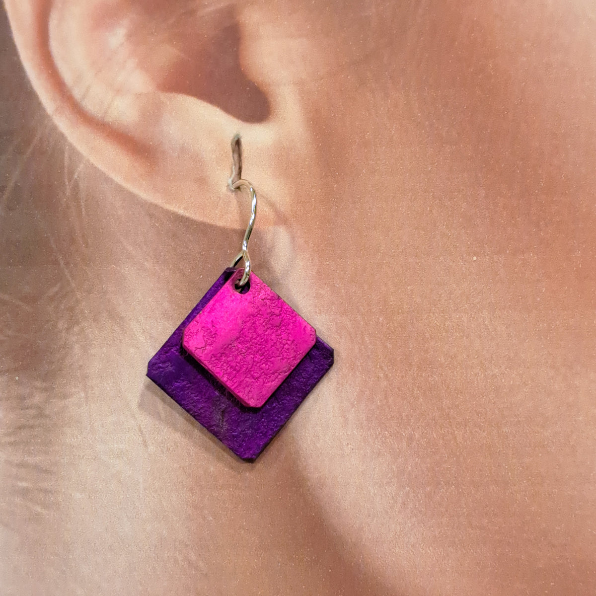 Boucles percées Losanges pm rose et violet OANA MILLET