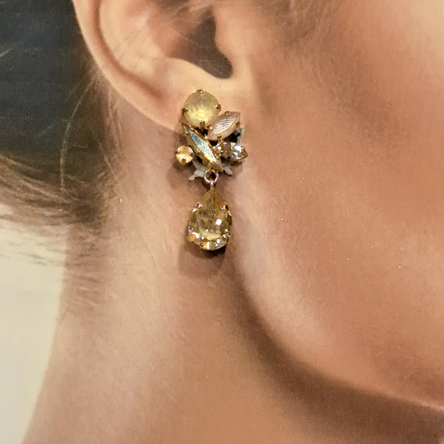 Boucles clips pendantes doré beige CREZUS