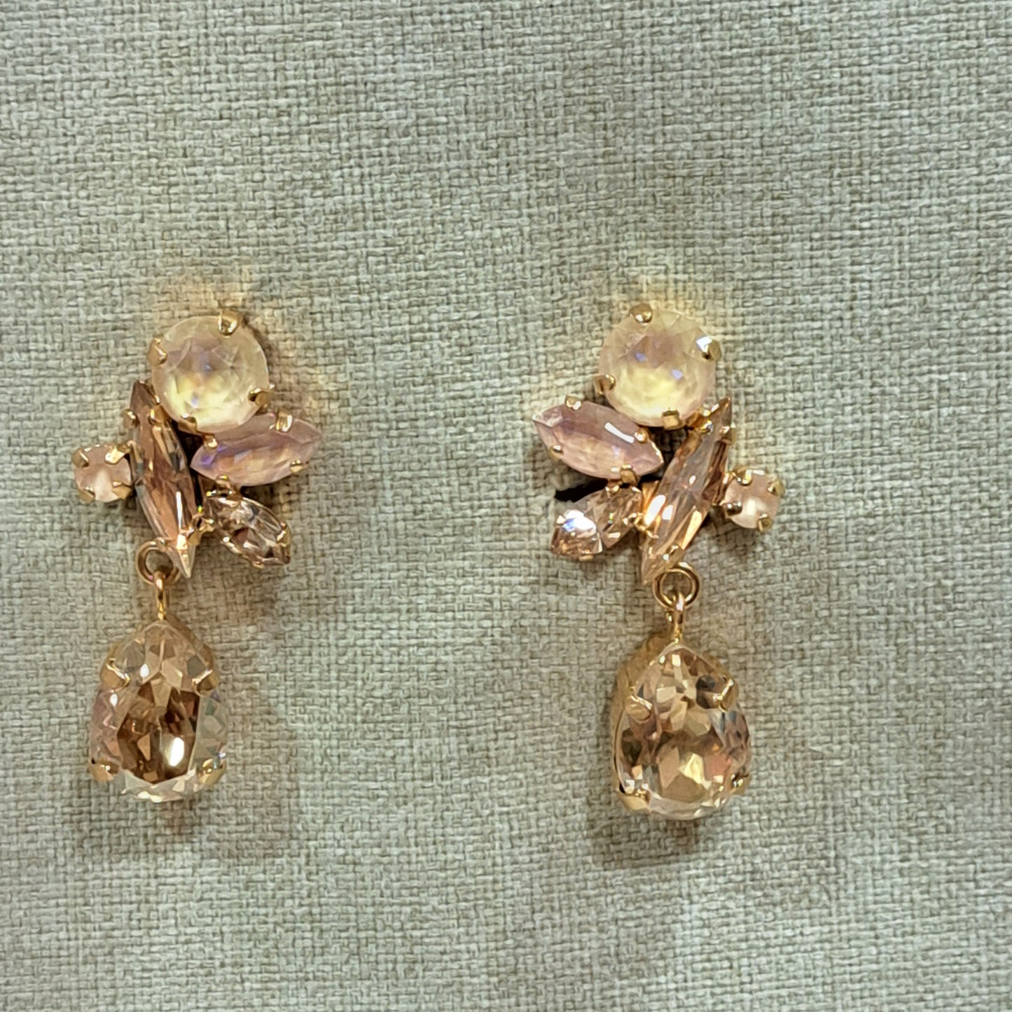 Boucles clips pendantes doré beige CREZUS