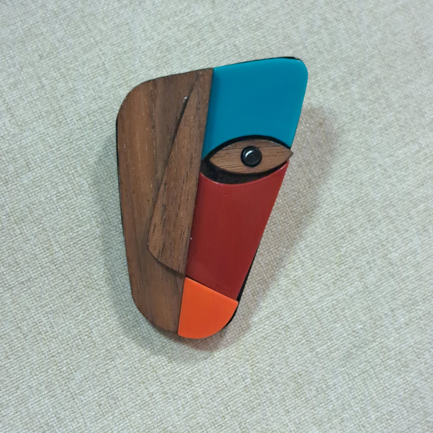 Broche Masque Visage bois rouge CLEDOR