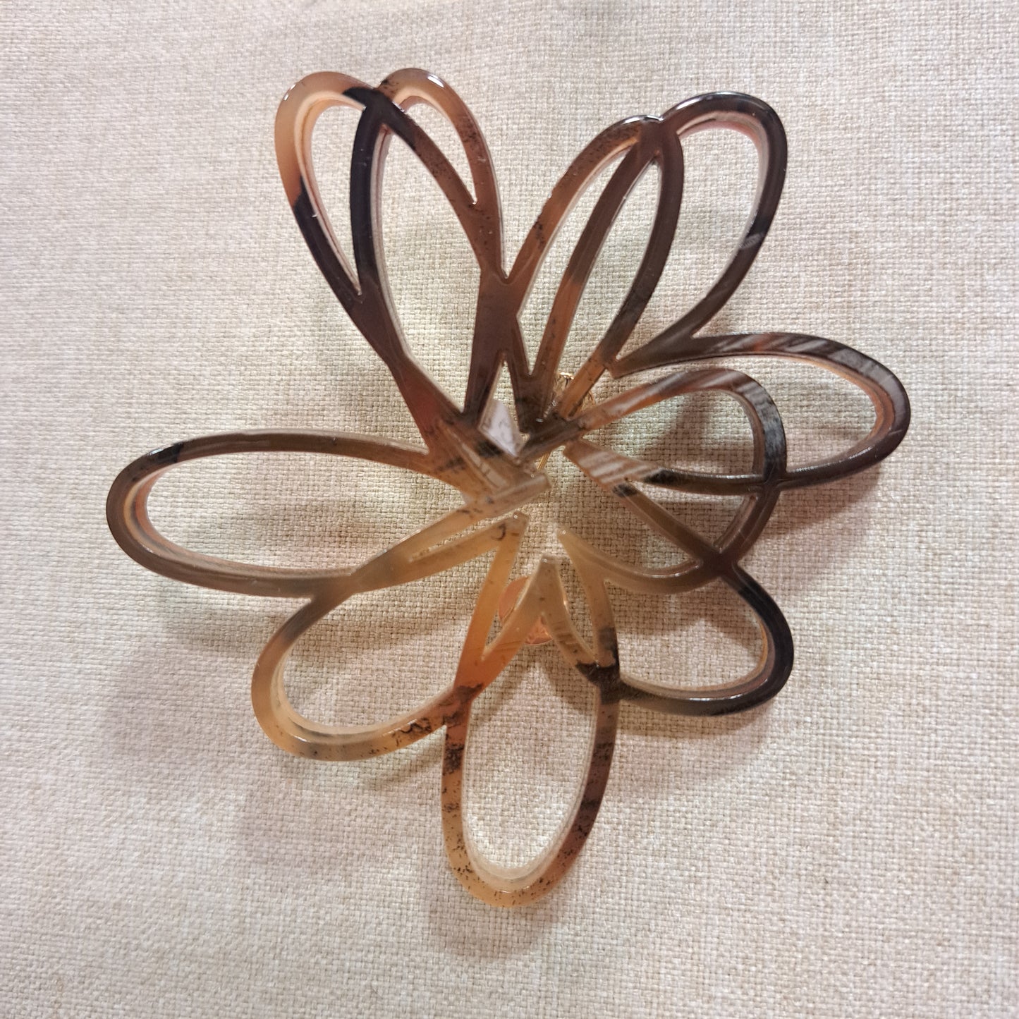 Broche Fleur ajourée façon corne Fancy F