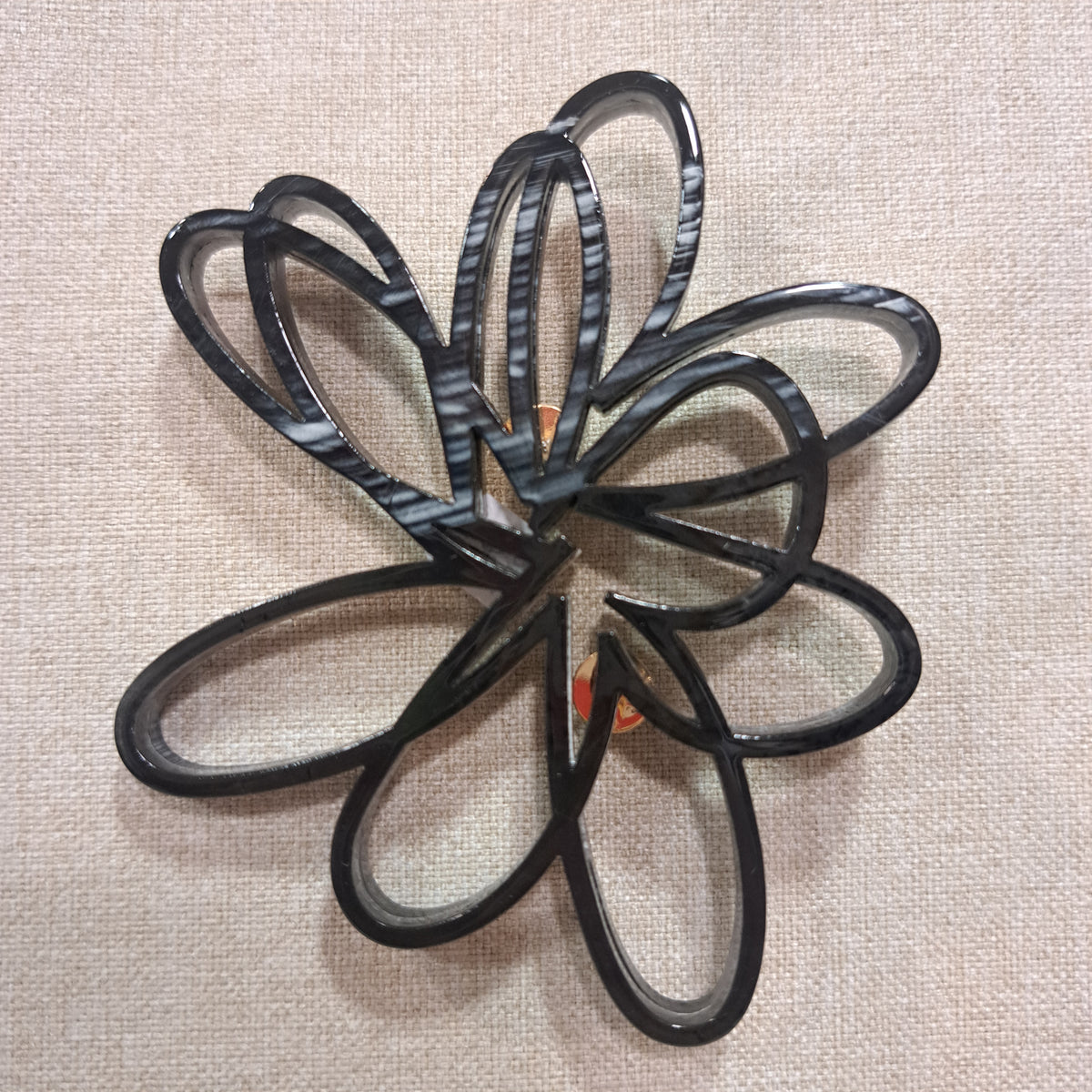 Broche Fleur ajourée noir Fancy F
