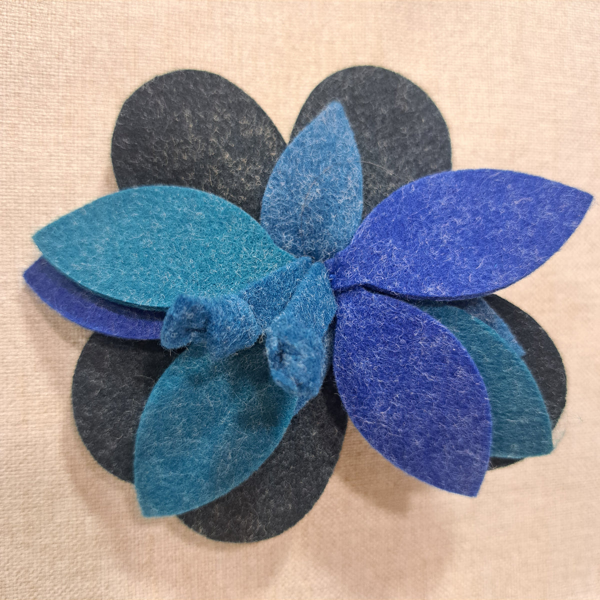 Broche Fleur feutrine bleu Fancy F