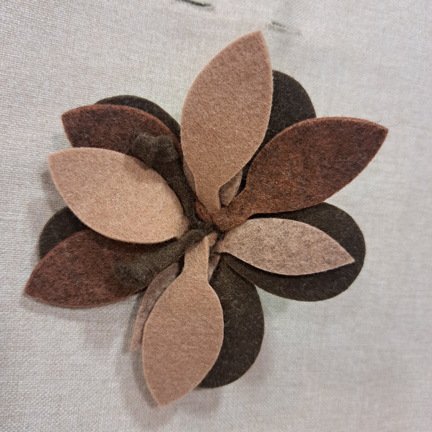Broche Fleur feutrine marron Fancy F