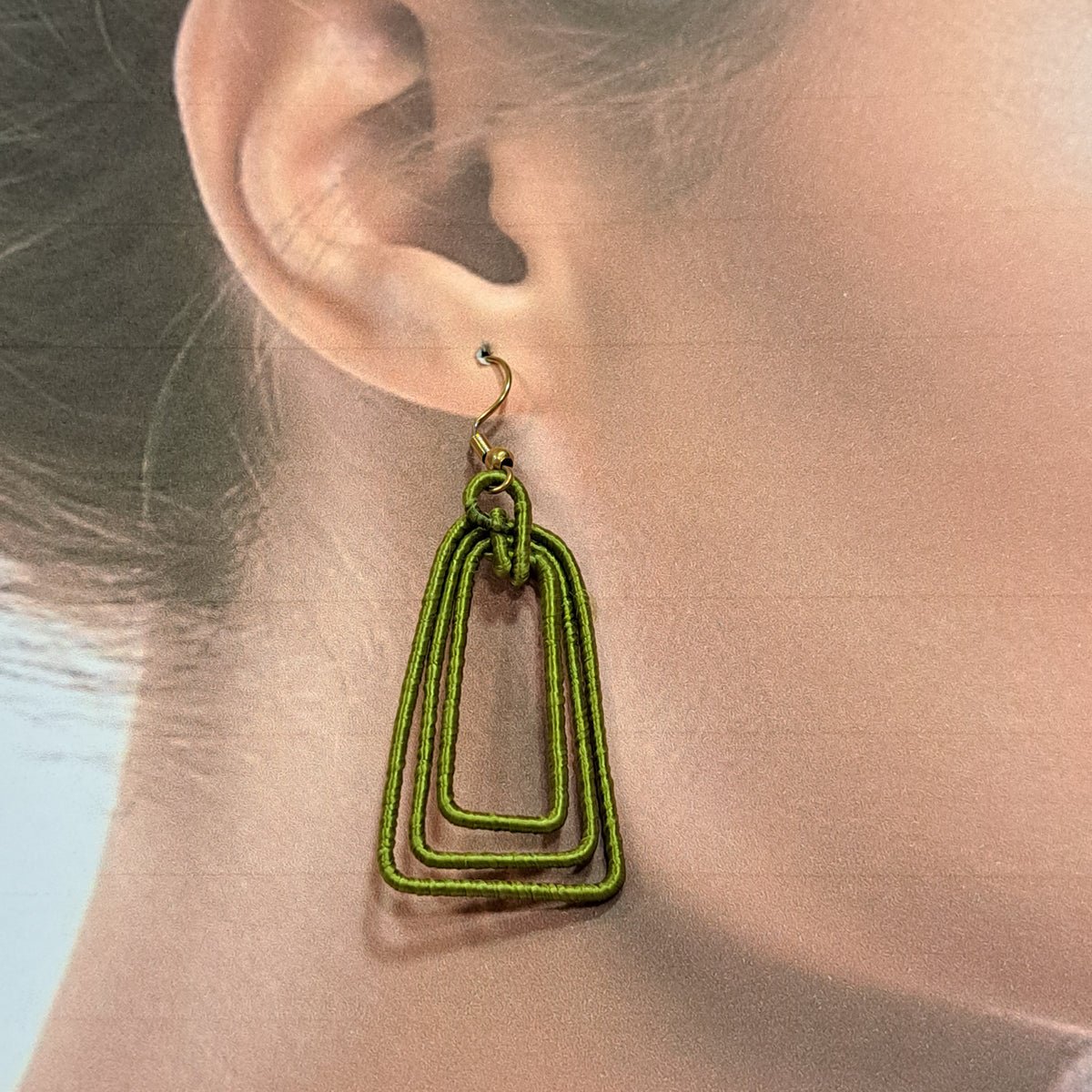 Boucles percées Atena vert olive NAF BIJOUX