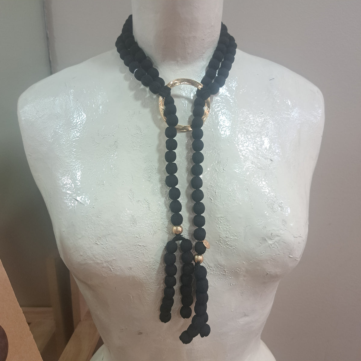 Collier RDC Anneau Perles tissu noir FANCY F