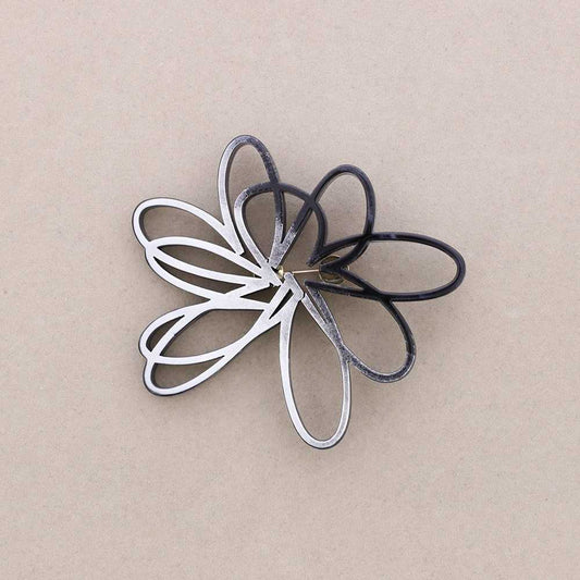 Broche Fleur ajourée noir blanc Fancy F