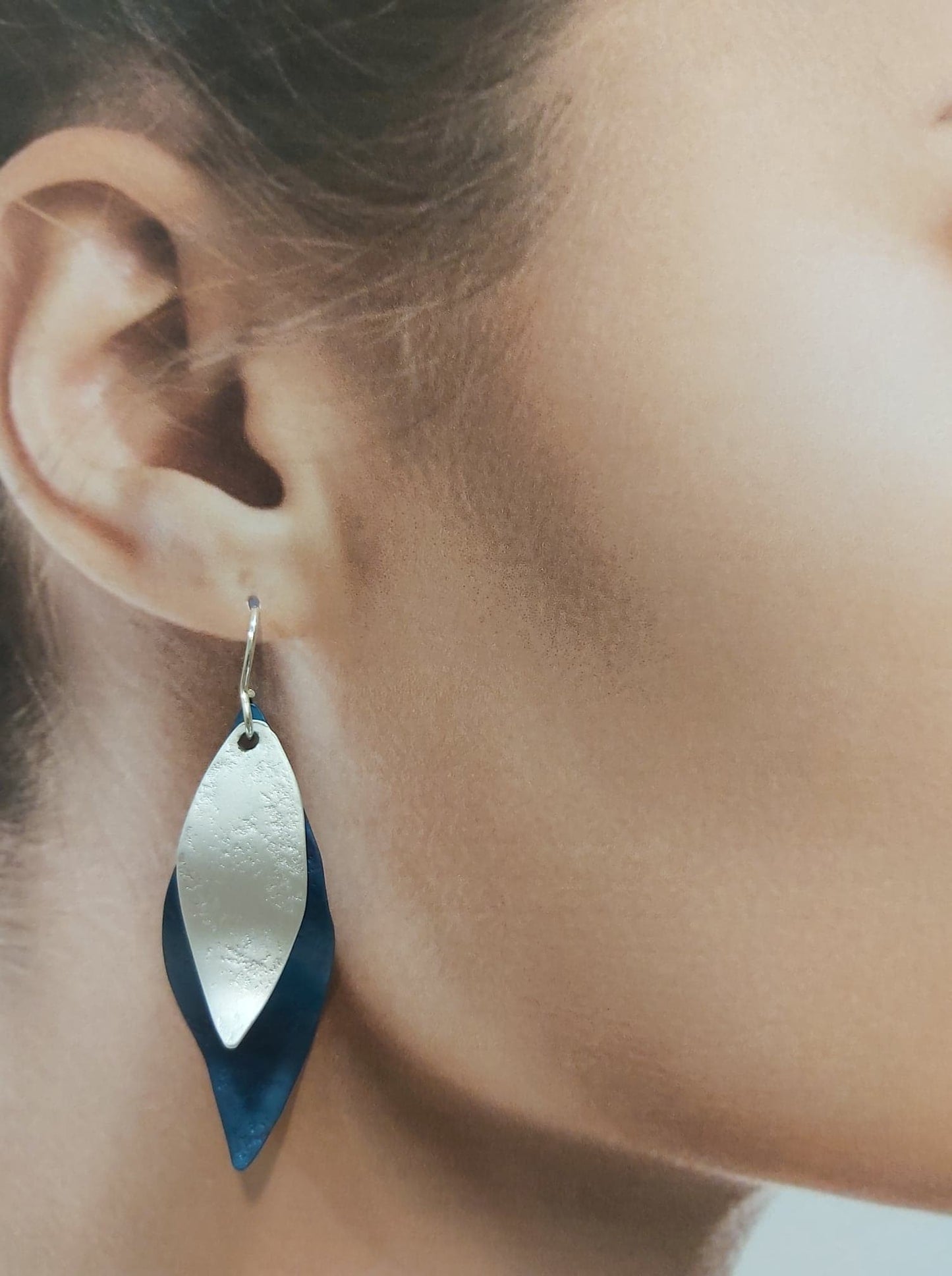 Boucles percées Feuilles bleu et blanc OANA MILLET