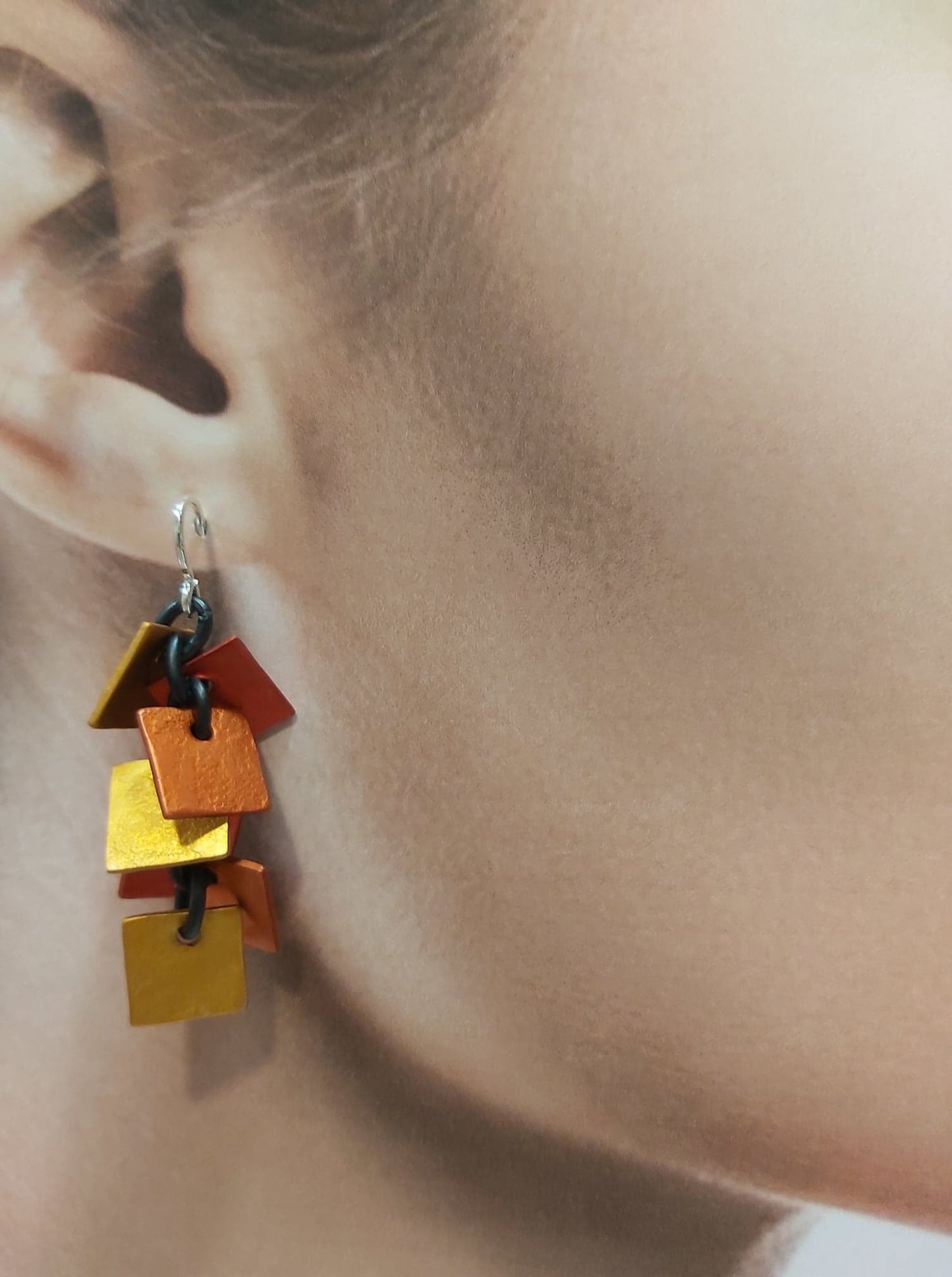 Boucles percées Carrés rouge, orange, marron et jaune OANA MILLET